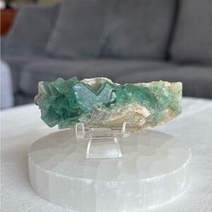 UV reactive green fluorite cluster